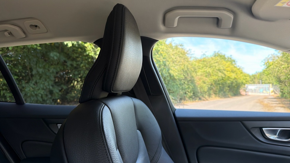 Volvo V60 2.0 B4P Plus Dark 5dr Auto [7 speed] Petrol Estate - Image 47