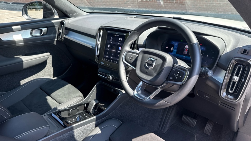 Volvo XC40 2.0 B4P Plus Dark 5dr Auto Petrol Estate - Image 4