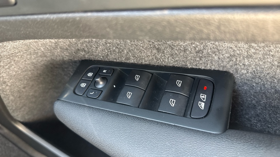 Volvo XC40 2.0 B4P Plus Dark 5dr Auto Petrol Estate - Image 26