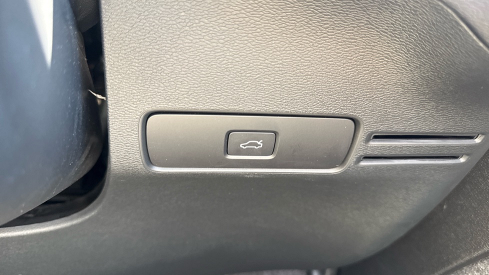 Volvo XC40 2.0 B4P Plus Dark 5dr Auto Petrol Estate - Image 28