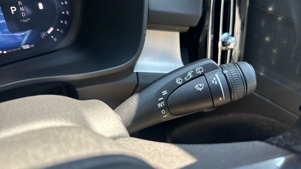 Volvo XC40 2.0 B4P Plus Dark 5dr Auto Petrol Estate - Image 29