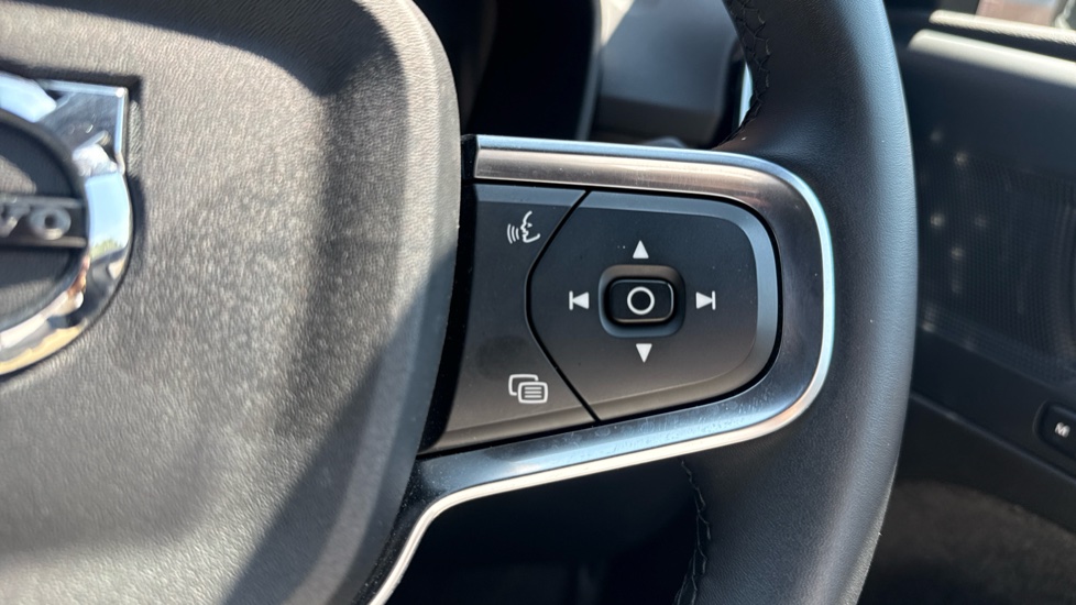 Volvo XC40 2.0 B4P Plus Dark 5dr Auto Petrol Estate - Image 31