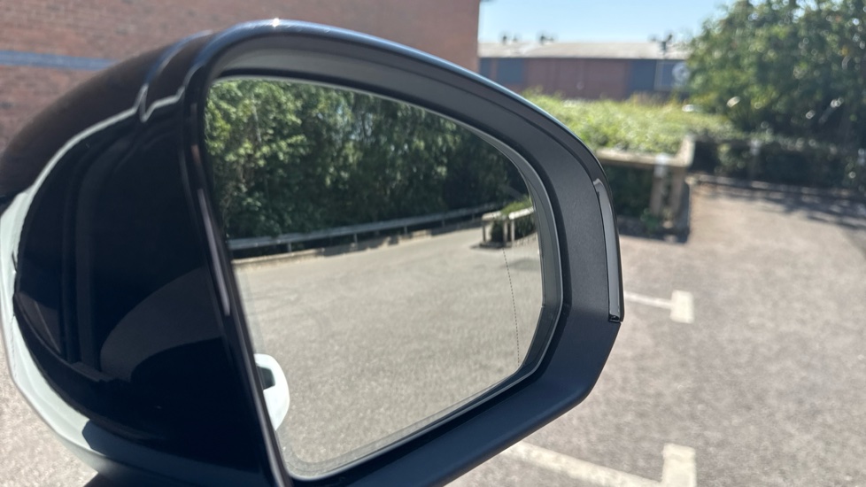 Volvo XC40 2.0 B4P Plus Dark 5dr Auto Petrol Estate - Image 34