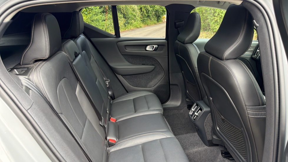 Volvo XC40 2.0 B4P Ultra Dark 5dr Auto Petrol Estate - Image 6