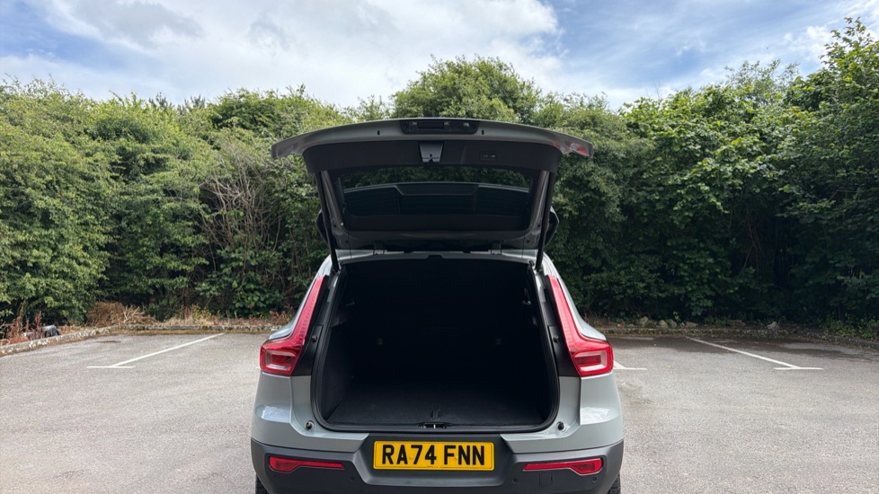 Volvo XC40 2.0 B4P Ultra Dark 5dr Auto Petrol Estate - Image 13