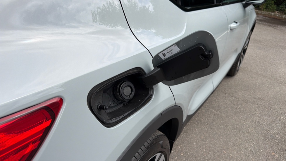 Volvo XC40 2.0 B4P Ultra Dark 5dr Auto Petrol Estate - Image 16