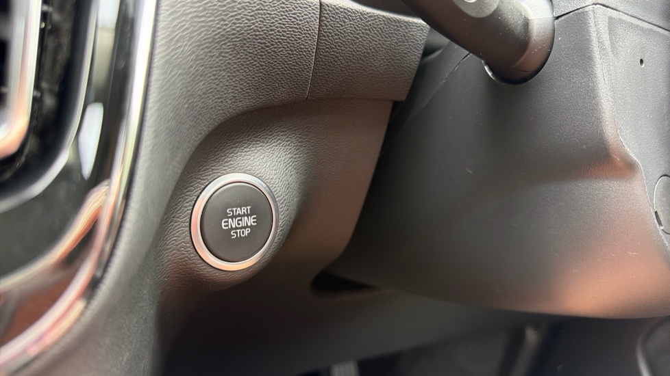 Volvo XC40 2.0 B4P Ultra Dark 5dr Auto Petrol Estate - Image 27