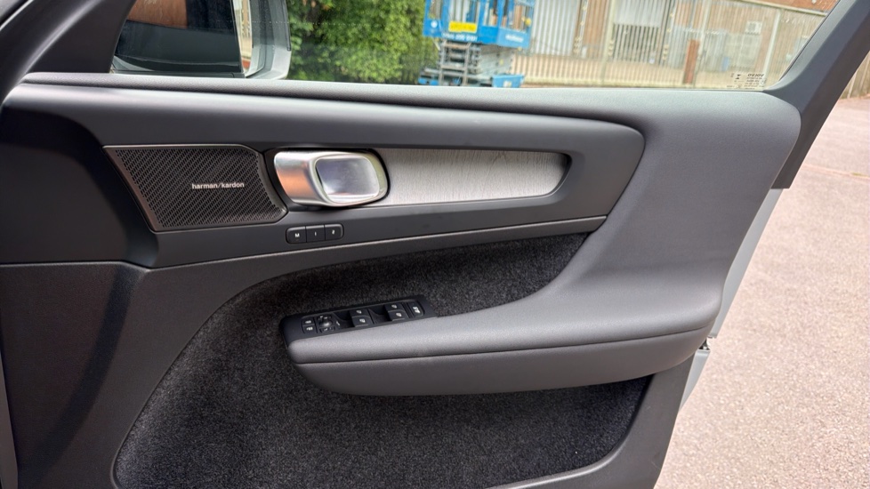 Volvo XC40 2.0 B4P Ultra Dark 5dr Auto Petrol Estate - Image 29