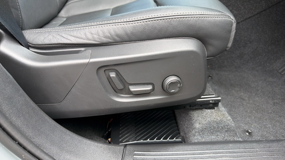 Volvo XC40 2.0 B4P Ultra Dark 5dr Auto Petrol Estate - Image 30