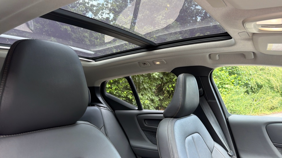 Volvo XC40 2.0 B4P Ultra Dark 5dr Auto Petrol Estate - Image 31