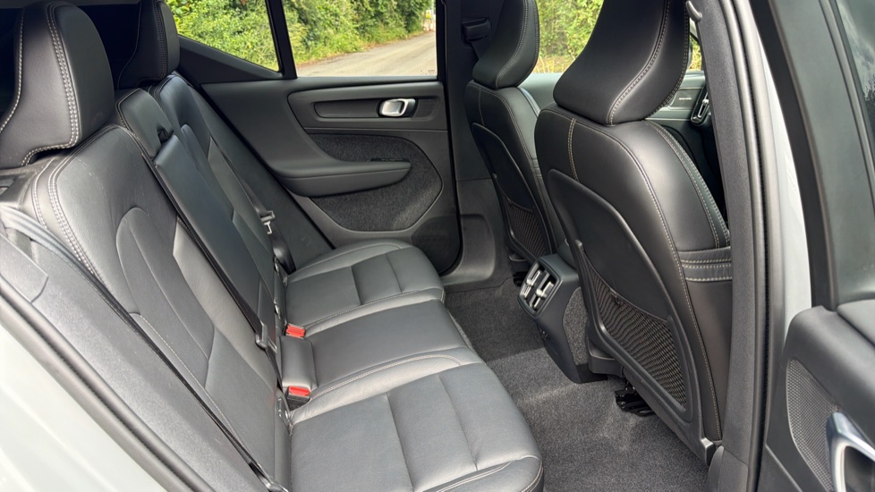 Volvo XC40 2.0 B4P Ultra Dark 5dr Auto Petrol Estate - Image 33
