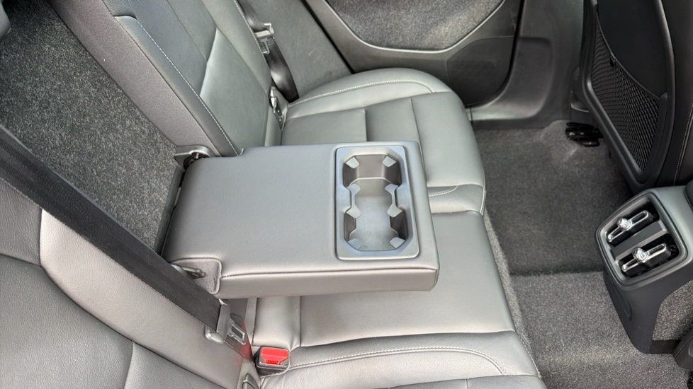 Volvo XC40 2.0 B4P Ultra Dark 5dr Auto Petrol Estate - Image 34