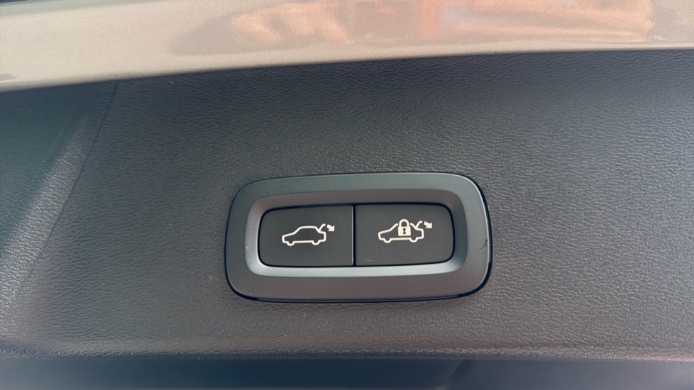 Volvo XC40 2.0 B4P Ultra Dark 5dr Auto Petrol Estate - Image 35