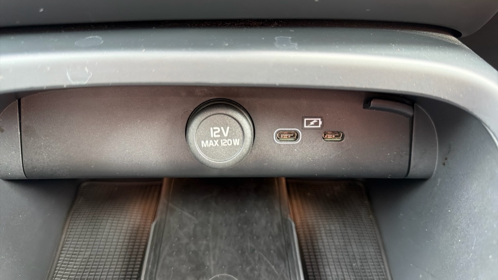 Volvo XC40 2.0 B4P Ultra Dark 5dr Auto Petrol Estate - Image 36