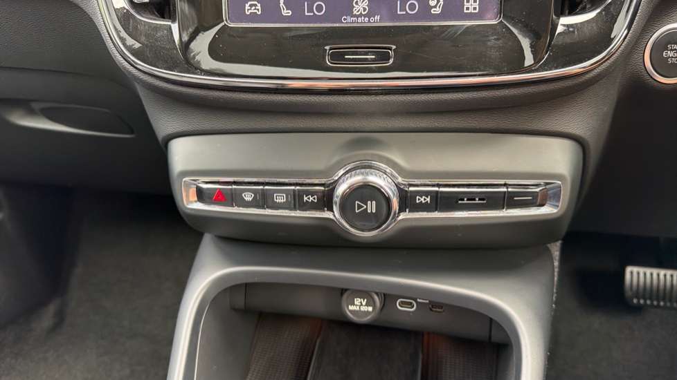 Volvo XC40 2.0 B4P Ultra Dark 5dr Auto Petrol Estate - Image 37