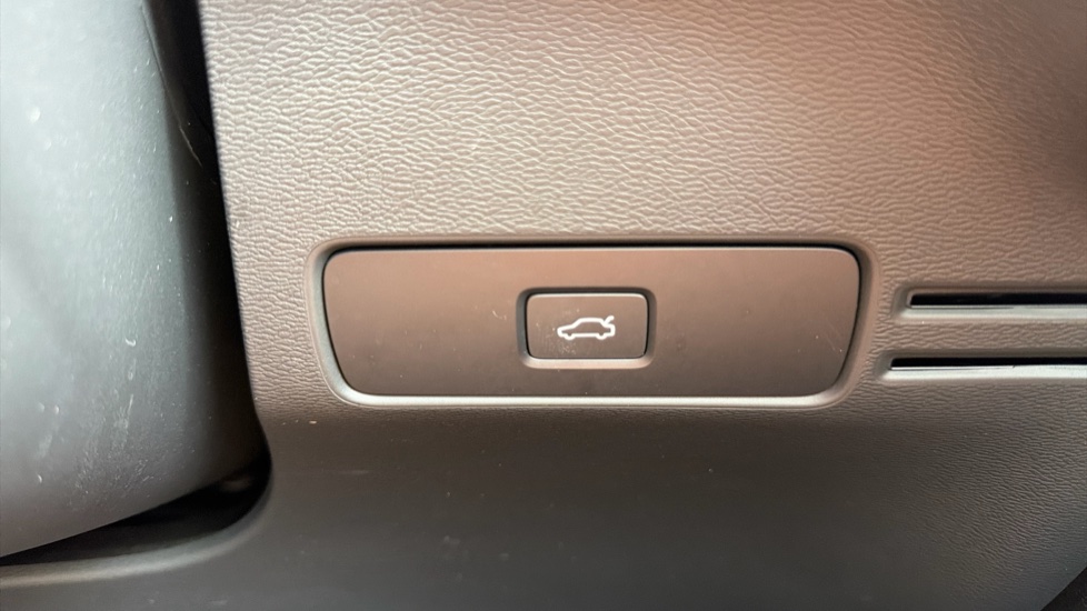 Volvo XC40 2.0 B4P Ultra Dark 5dr Auto Petrol Estate - Image 49