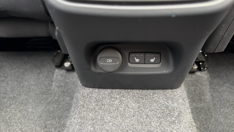 Volvo XC40 2.0 B4P Ultra Dark 5dr Auto Petrol Estate - Image 51