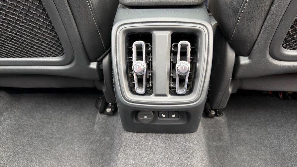 Volvo XC40 2.0 B4P Ultra Dark 5dr Auto Petrol Estate - Image 52