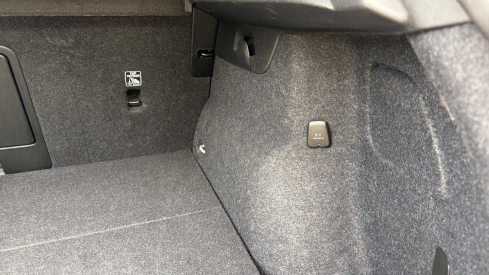 Volvo XC40 2.0 B4P Ultra Dark 5dr Auto Petrol Estate - Image 58