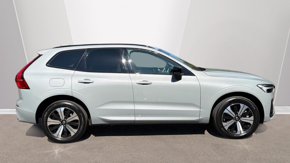 Volvo XC60 2.0 T6 [350] RC PHEV Plus Dark 5dr AWD Geartronic Estate - Image 3