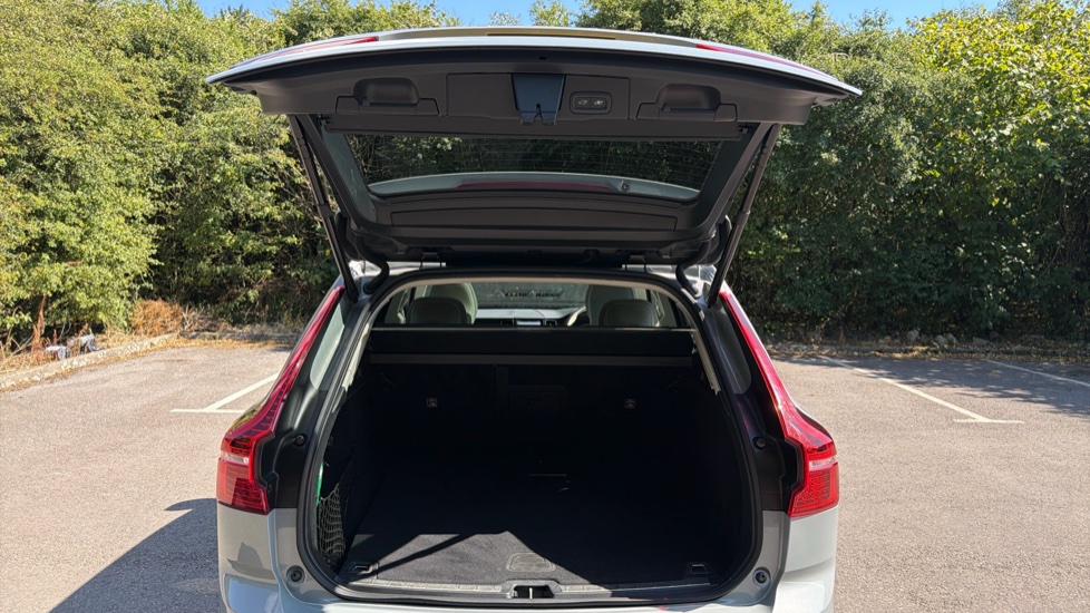 Volvo XC60 2.0 T6 [350] RC PHEV Plus Dark 5dr AWD Geartronic Estate - Image 13