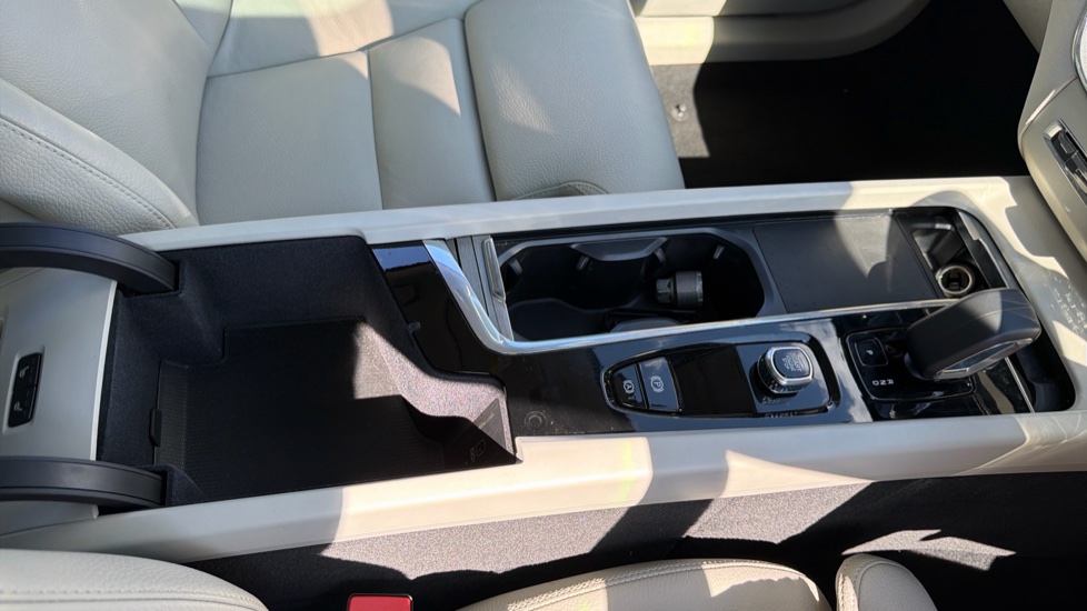 Volvo XC60 2.0 T6 [350] RC PHEV Plus Dark 5dr AWD Geartronic Estate - Image 34