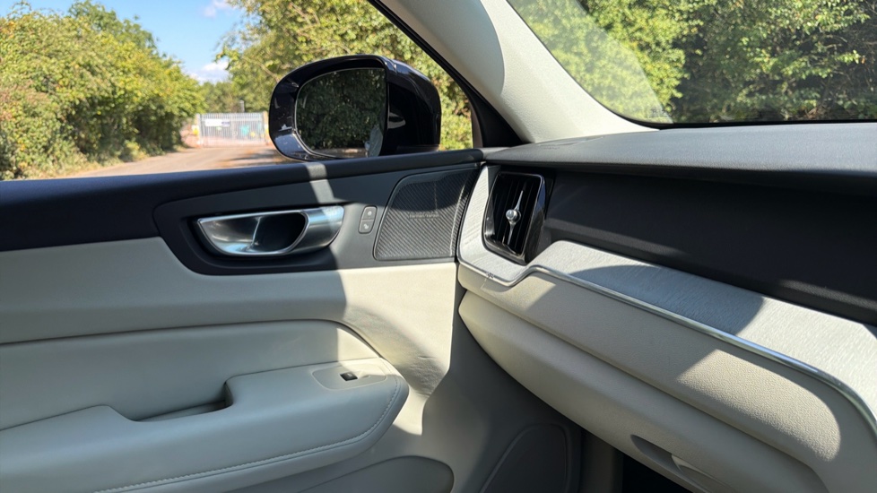 Volvo XC60 2.0 T6 [350] RC PHEV Plus Dark 5dr AWD Geartronic Estate - Image 38