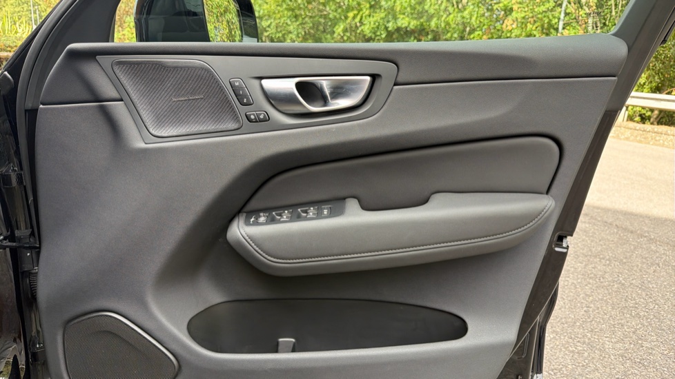 Volvo XC60 2.0 T6 [350] PHEV Plus Dark 5dr AWD Geartronic Estate - Image 28