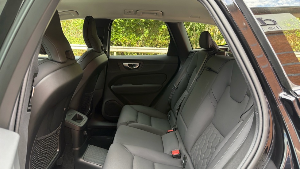 Volvo XC60 2.0 T6 [350] PHEV Plus Dark 5dr AWD Geartronic Estate - Image 32