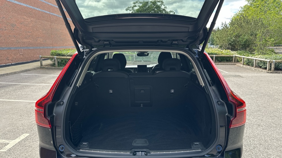 Volvo XC60 2.0 B5P Plus Dark 5dr AWD Geartronic Petrol Estate - Image 13