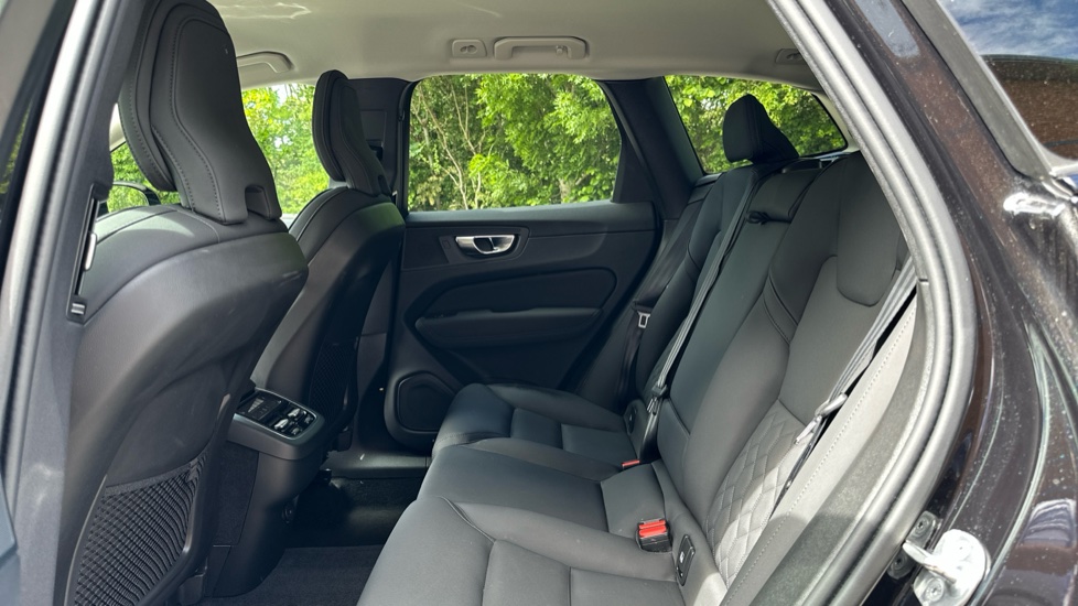 Volvo XC60 2.0 B5P Plus Dark 5dr AWD Geartronic Petrol Estate - Image 32