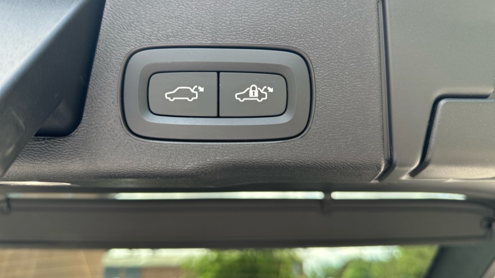 Volvo XC60 2.0 B5P Plus Dark 5dr AWD Geartronic Petrol Estate - Image 34