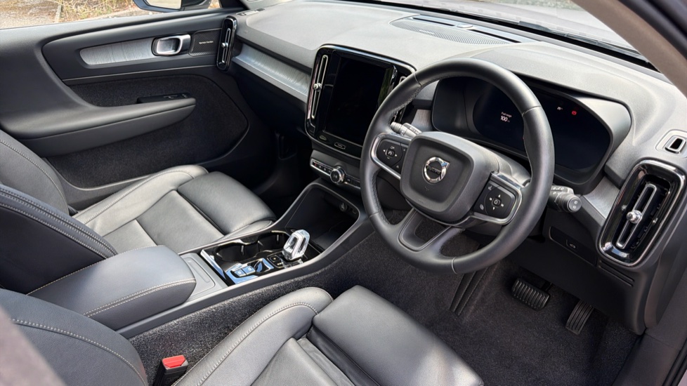 Volvo XC40 2.0 B3P Ultra Dark 5dr Auto Petrol Estate - Image 4