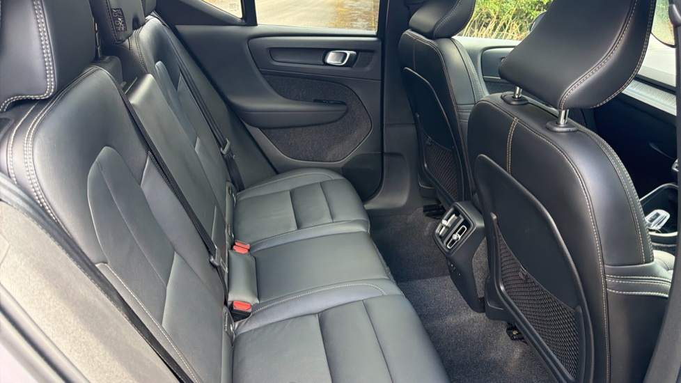 Volvo XC40 2.0 B3P Ultra Dark 5dr Auto Petrol Estate - Image 6
