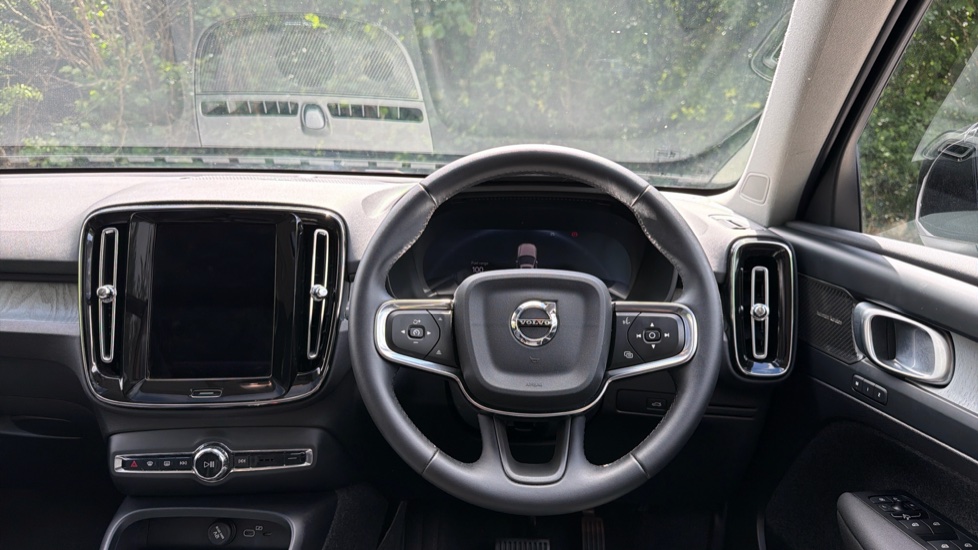 Volvo XC40 2.0 B3P Ultra Dark 5dr Auto Petrol Estate - Image 10