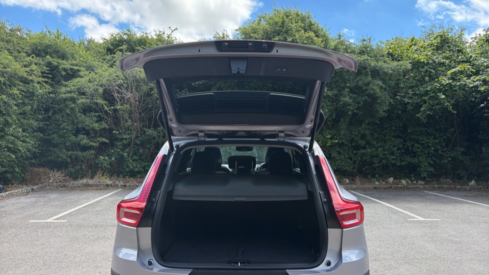 Volvo XC40 2.0 B3P Ultra Dark 5dr Auto Petrol Estate - Image 13