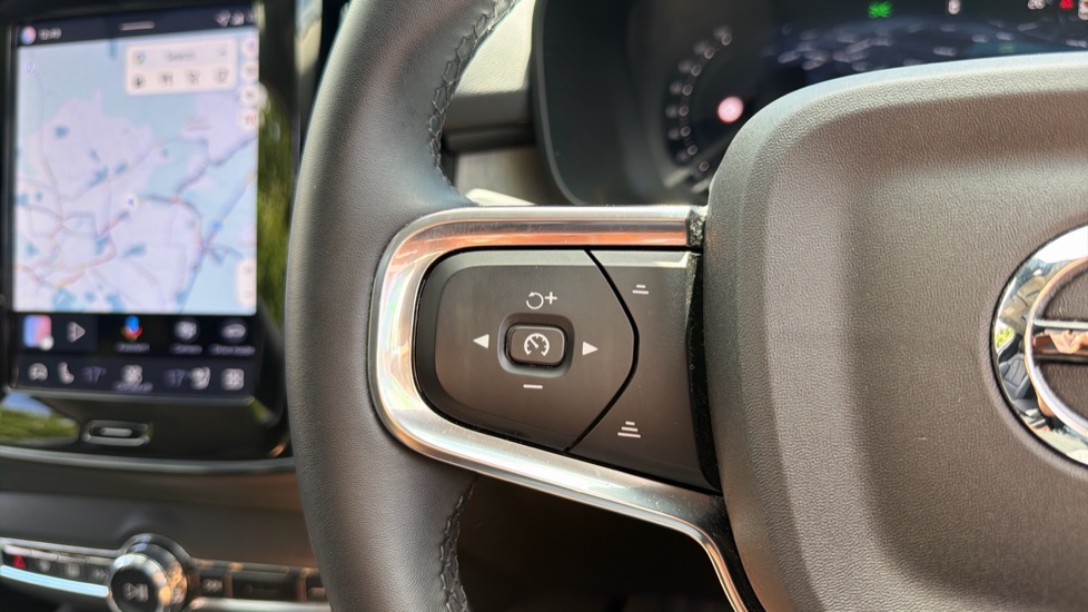 Volvo XC40 2.0 B3P Ultra Dark 5dr Auto Petrol Estate - Image 19