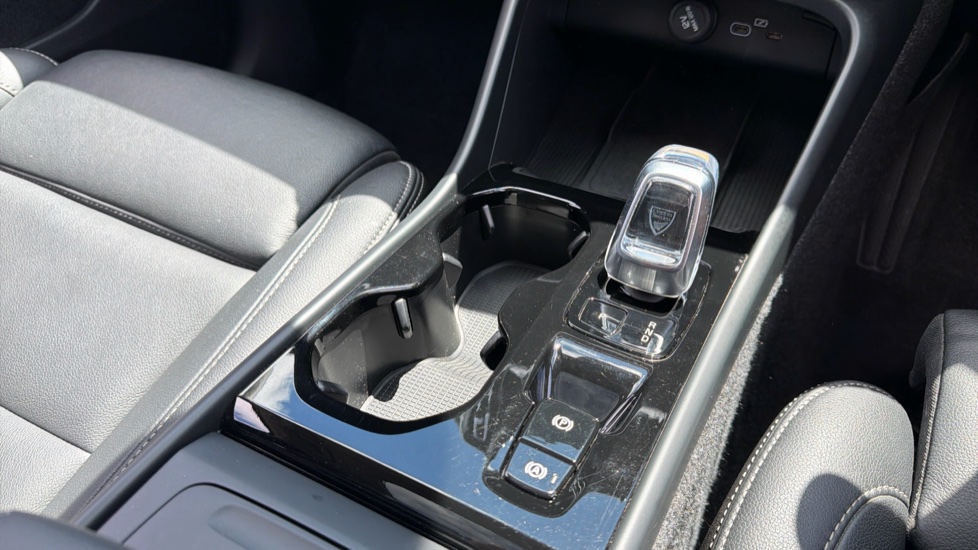 Volvo XC40 2.0 B3P Ultra Dark 5dr Auto Petrol Estate - Image 24
