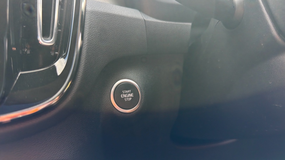 Volvo XC40 2.0 B3P Ultra Dark 5dr Auto Petrol Estate - Image 25