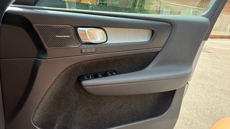Volvo XC40 2.0 B3P Ultra Dark 5dr Auto Petrol Estate - Image 27