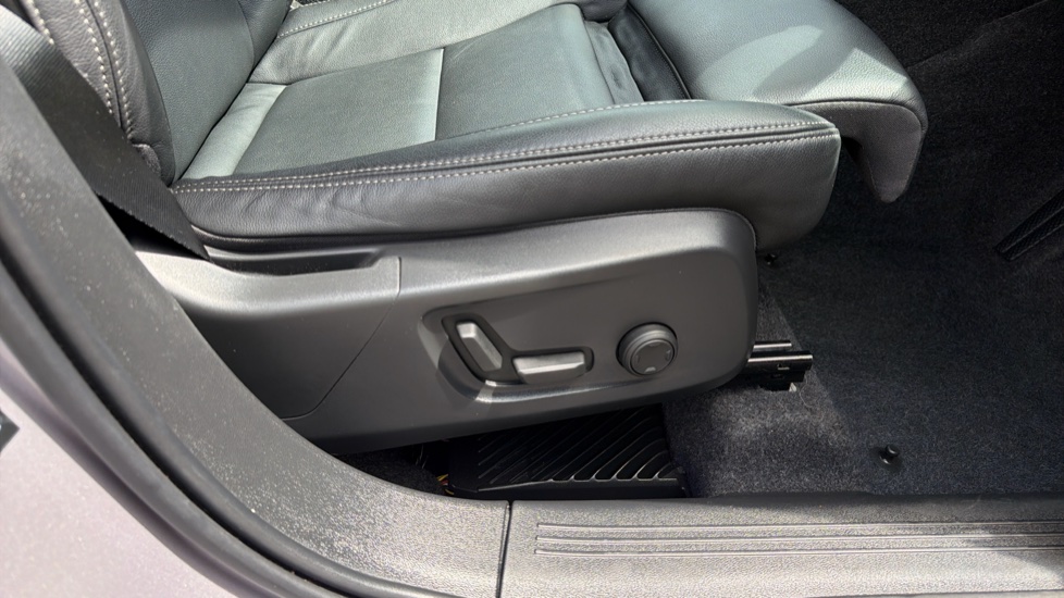 Volvo XC40 2.0 B3P Ultra Dark 5dr Auto Petrol Estate - Image 28