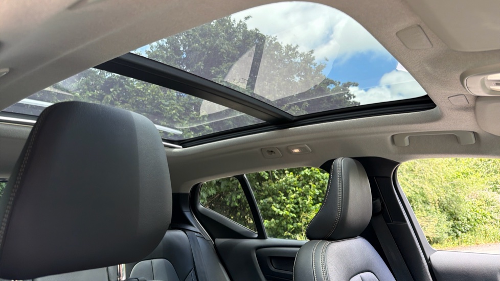Volvo XC40 2.0 B3P Ultra Dark 5dr Auto Petrol Estate - Image 29