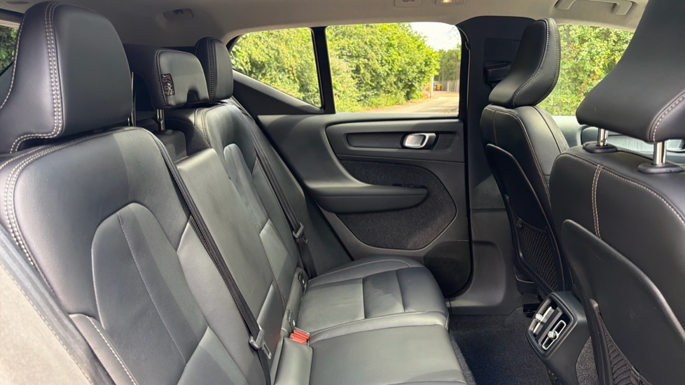 Volvo XC40 2.0 B3P Ultra Dark 5dr Auto Petrol Estate - Image 31