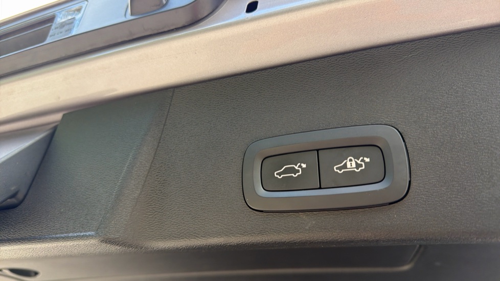 Volvo XC40 2.0 B3P Ultra Dark 5dr Auto Petrol Estate - Image 33