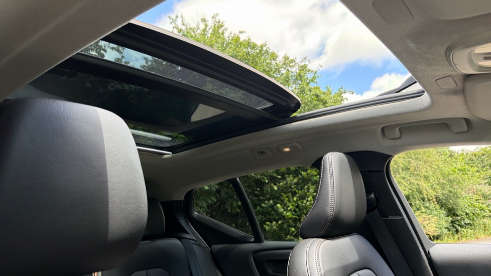 Volvo XC40 2.0 B3P Ultra Dark 5dr Auto Petrol Estate - Image 34