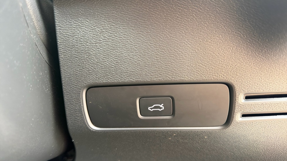 Volvo XC40 2.0 B3P Ultra Dark 5dr Auto Petrol Estate - Image 35