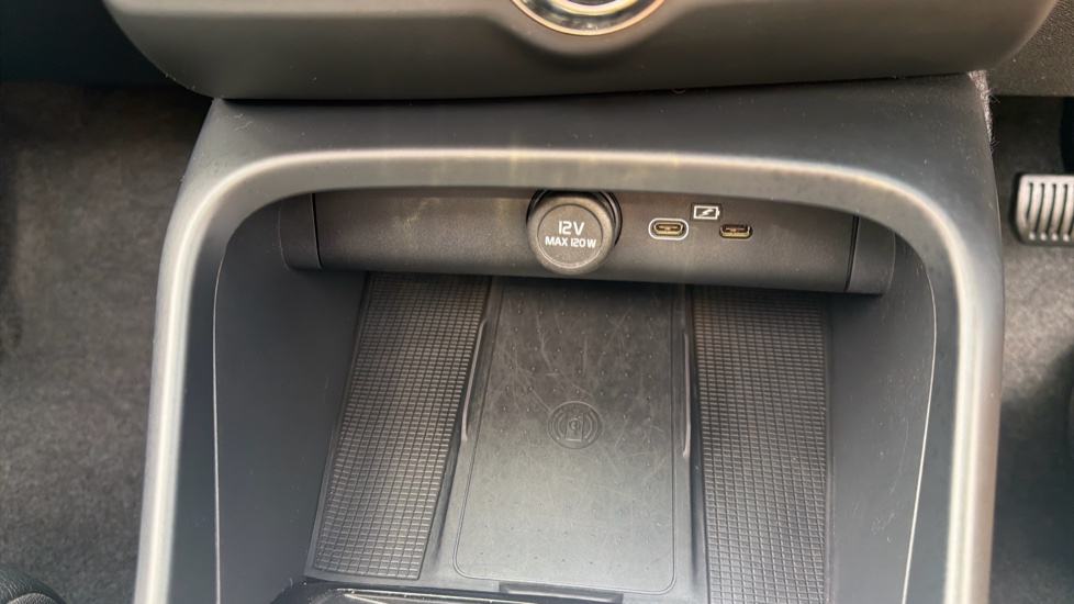 Volvo XC40 2.0 B3P Ultra Dark 5dr Auto Petrol Estate - Image 37