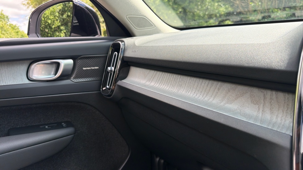 Volvo XC40 2.0 B3P Ultra Dark 5dr Auto Petrol Estate - Image 44