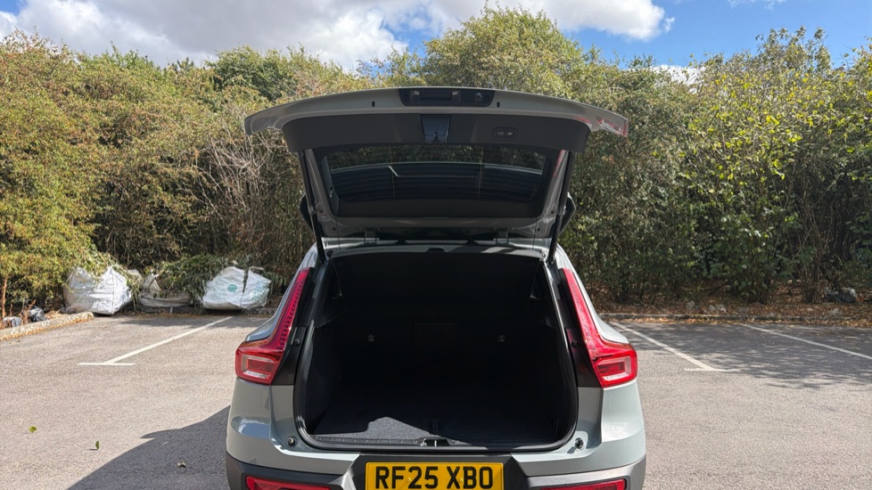 Volvo XC40 2.0 B4P Plus Dark 5dr Auto Petrol Estate - Image 13