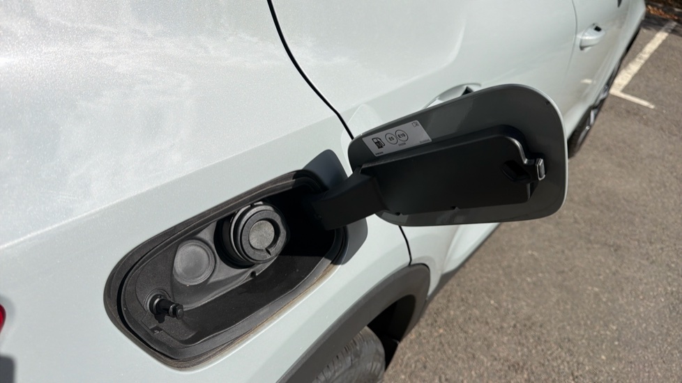 Volvo XC40 2.0 B4P Plus Dark 5dr Auto Petrol Estate - Image 16
